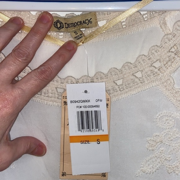 NWT Democracy rayon blouse in size S, gorgeous and detailed - Picture 4 of 10
